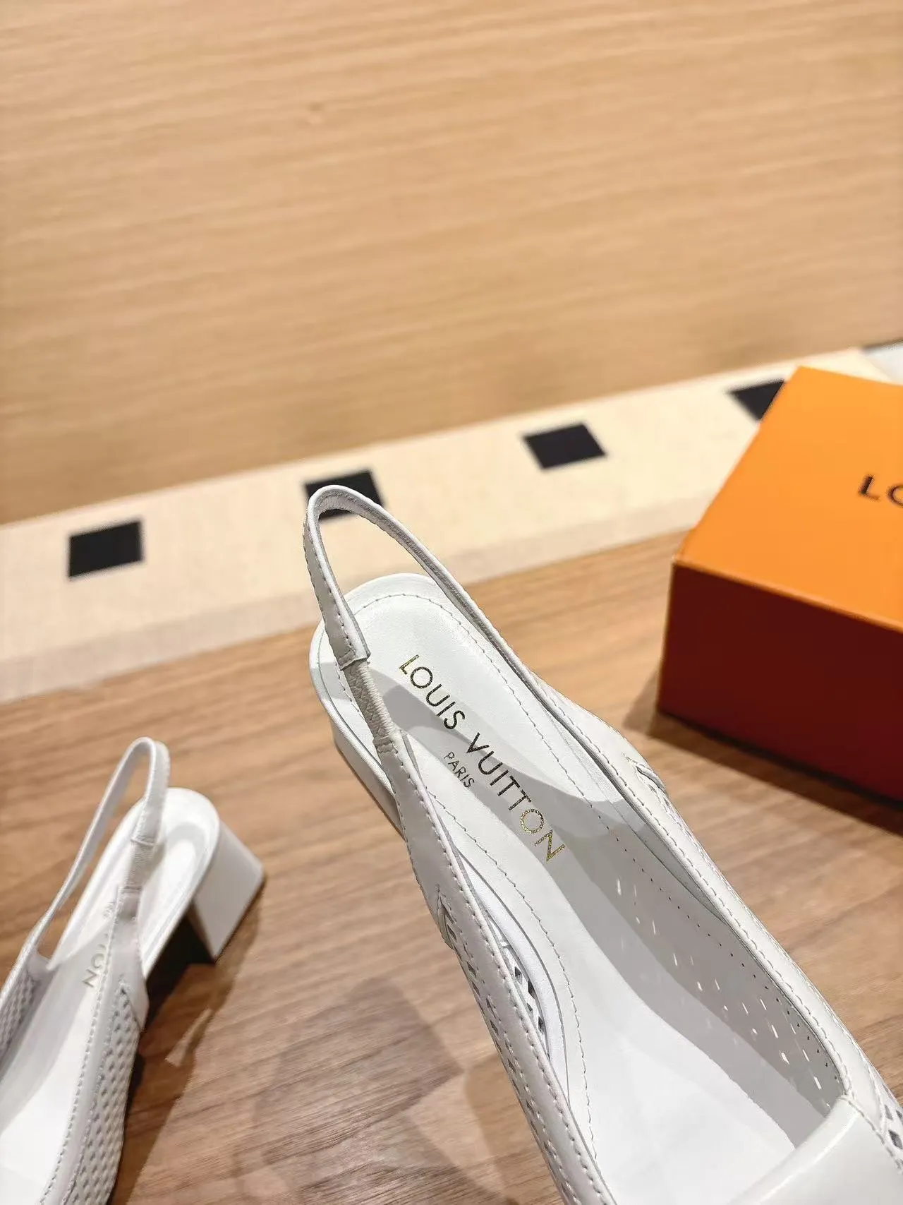 👟👟Ex-factory price 600👟👟 LV Louis Vuitton 25ss top version. Features the latest SHAKE hollow slingback sandals. Hard goods are new. Purchasing level! Full of high-end sense! A popular one among domestic and foreign bloggers. It is retro and fashionable and looks great on the feet! The main model on the official website. Upper: original customized cowhide surface. Lining: imported goatskin lining. ·Outsole: original Italian leather outsole ■Height: 3.5cm5.5cm ·Shoe size: 35-40 (41, 42 customizations are not returnable)